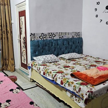Aparna Niwas Home Stay Family Friendly Benares Buitenkant foto